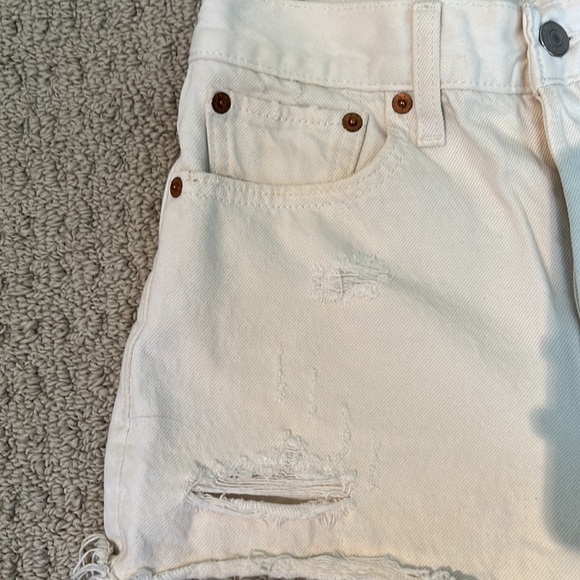 Levi’s White Jean Shorts - Picture 3 of 4